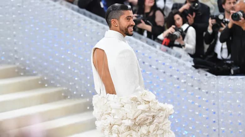 Crédits : Bad Bunny en Jacquemus au Met Gala 2023