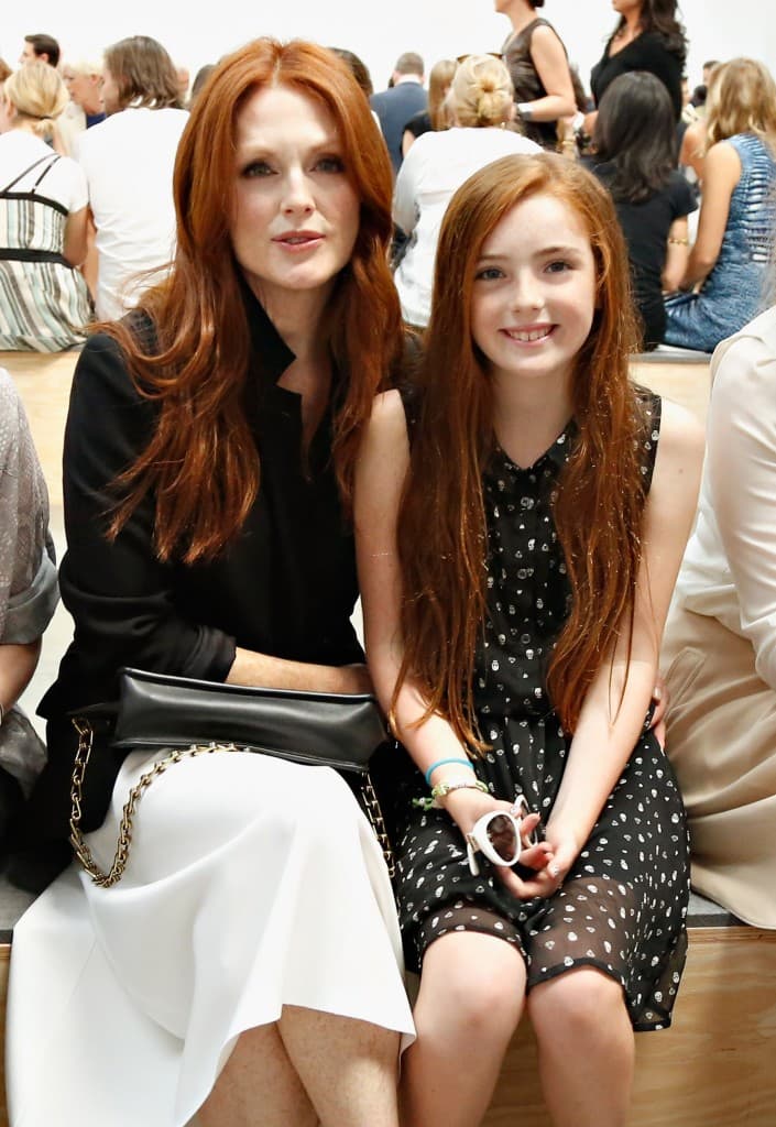 Juliane Moore et sa fille front row fashion show 