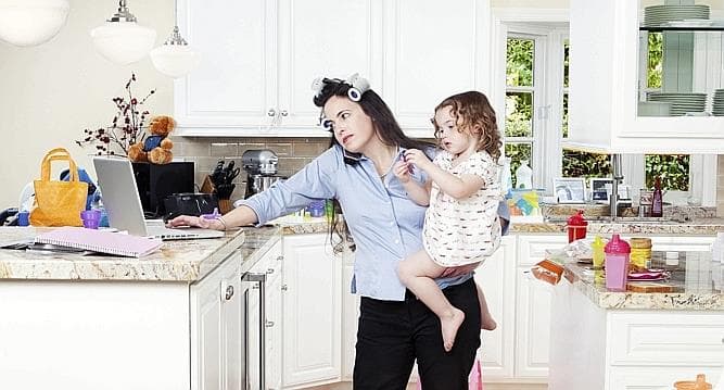 femme qui fait plusieurs choses en même temps